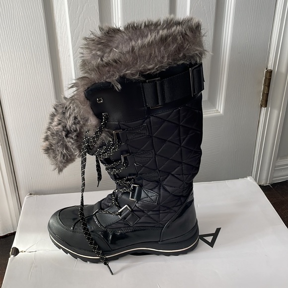 Aldo Snow Boots. Size 10. Barely worn. There tight - Picture 3 of 3